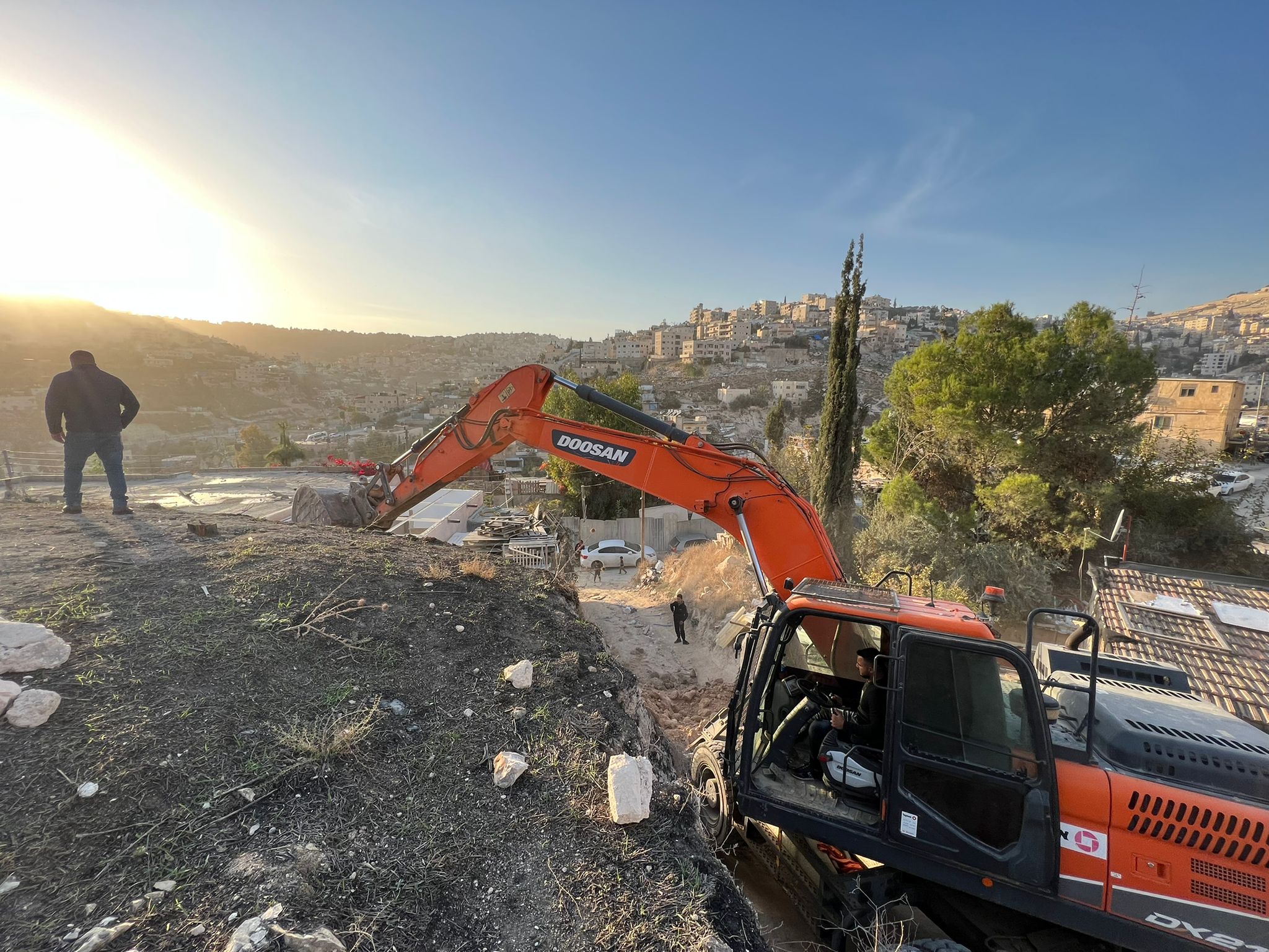 Self-demolition of three apartments in Jerusalem displaces 20 Palestinians 