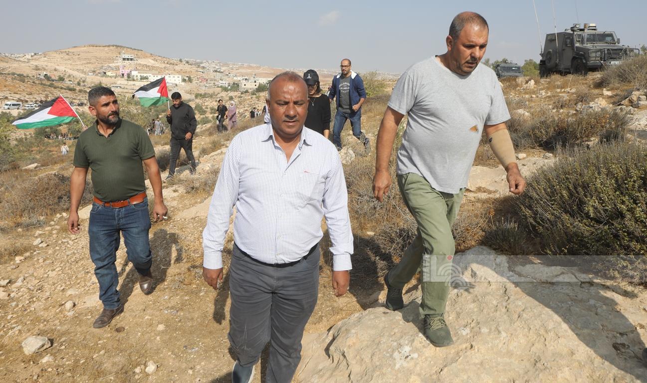 Palestinian official, farmers assaulted by Israeli settlers, soldiers while harvesting olives near Ramallah