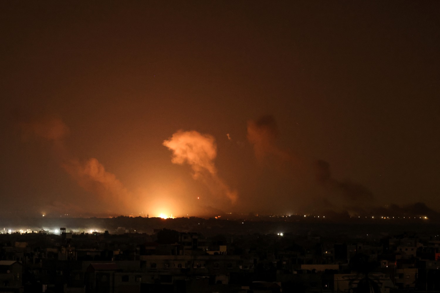Israeli army targets civilians west of Gaza, kills 10