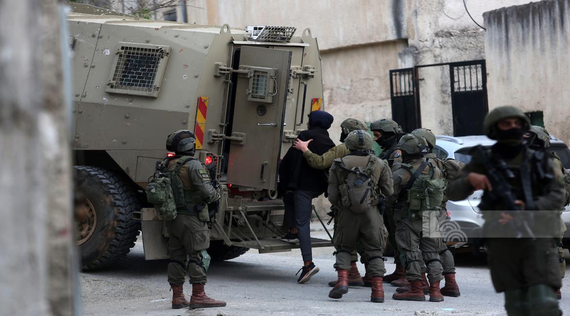 Israeli occupation forces detain 21 Palestinians in West Bank