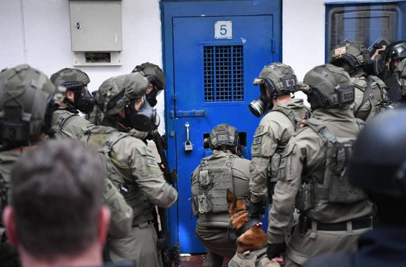 Israeli repression units raid sections of Palestinian detainees in Naqab