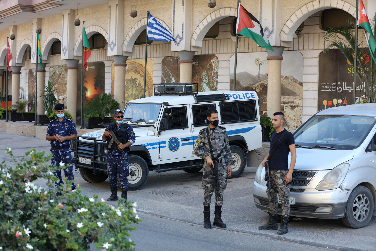 Government bans traffic between governorates for one more week