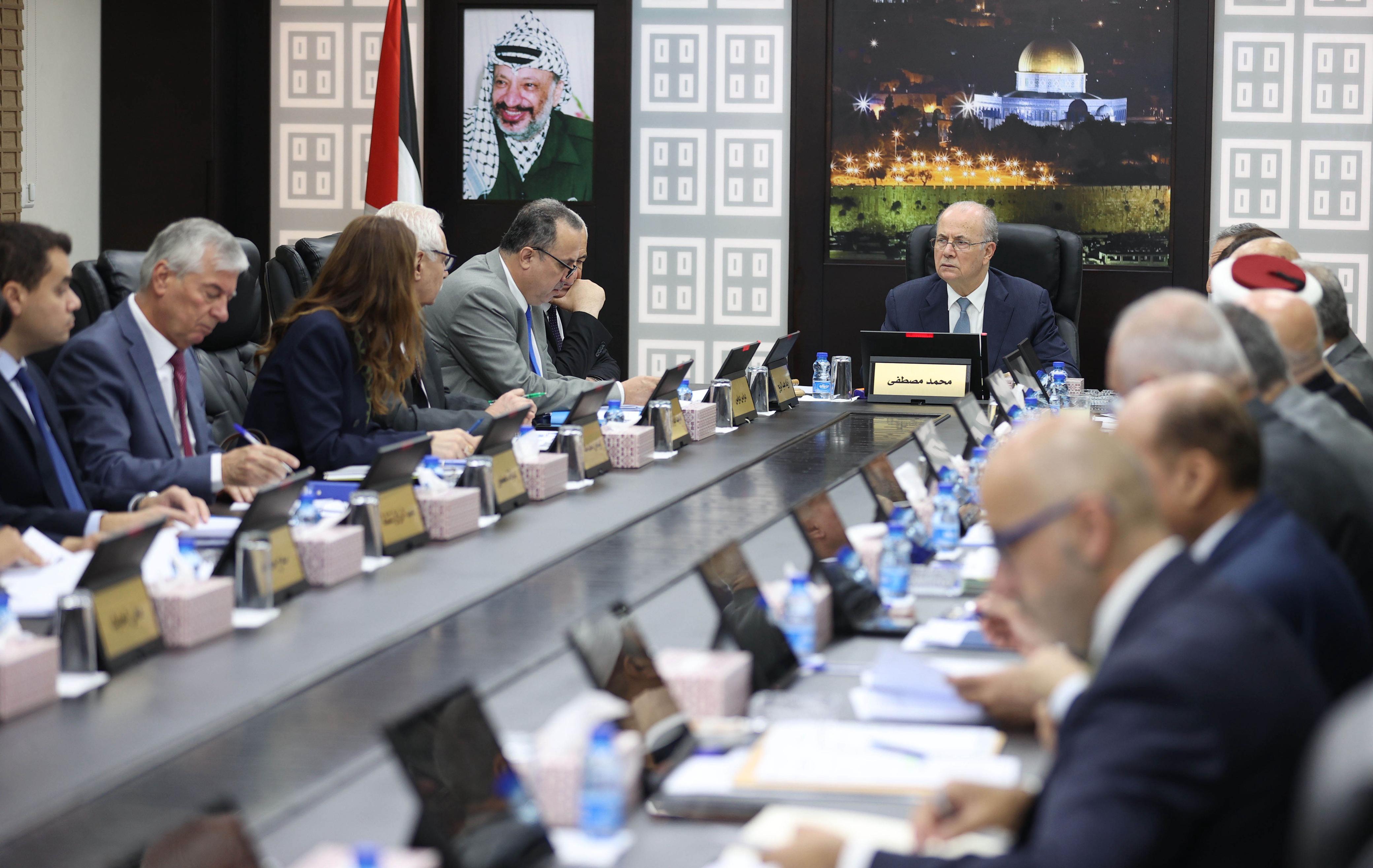 PM Mustafa affirms government's readiness to fully assume its national responsibilities in the West Bank and Gaza