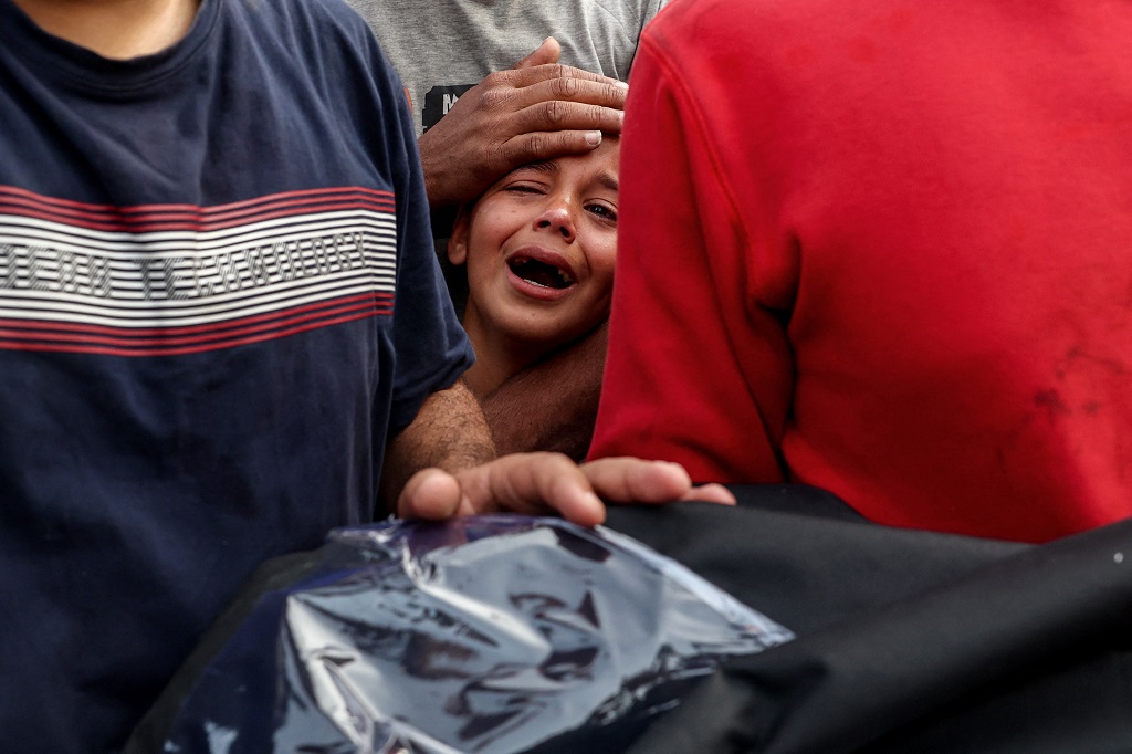 Six civilians killed, others injured in Israeli strikes on apartment in central Gaza 