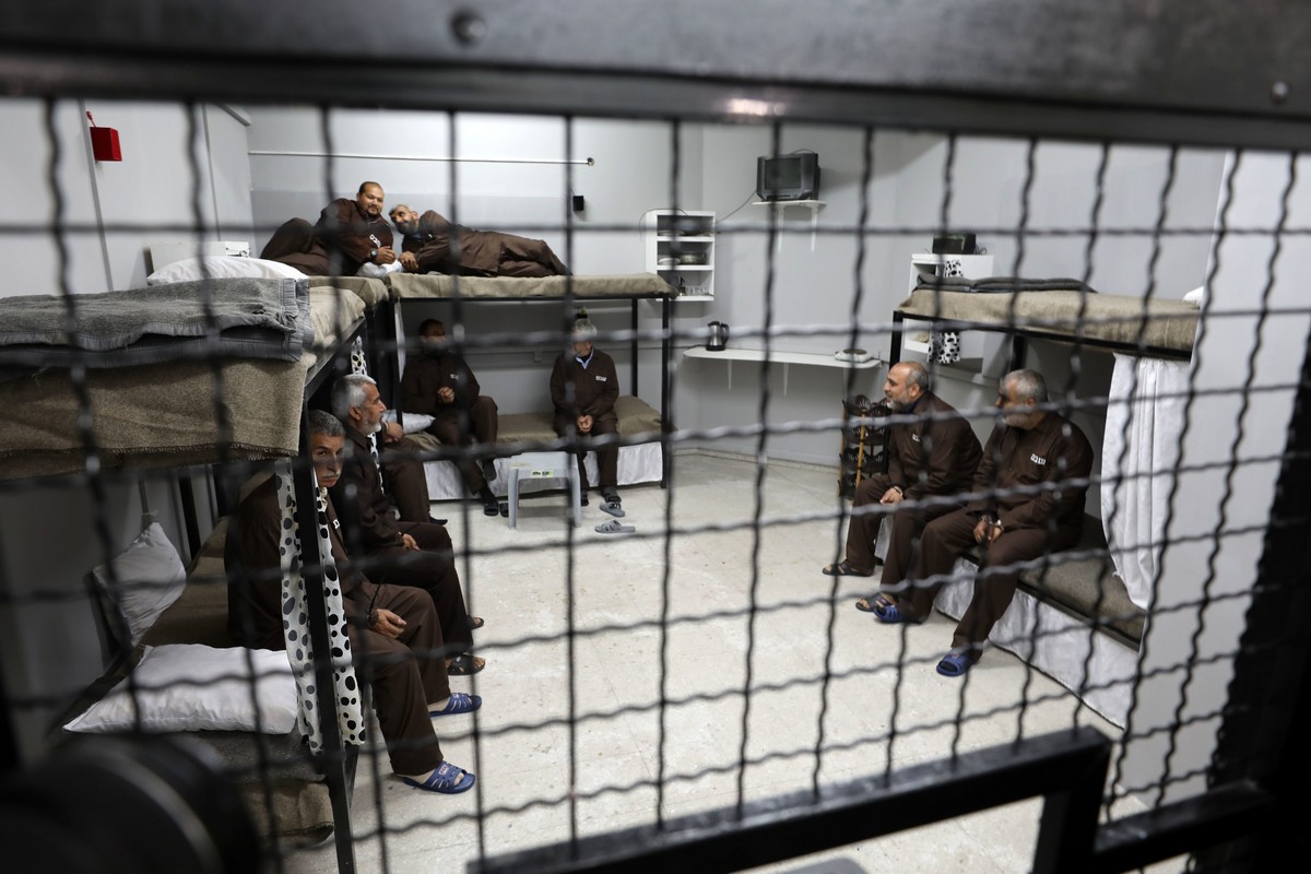 30 Palestinian detainees remain on hunger strike for 15th day  