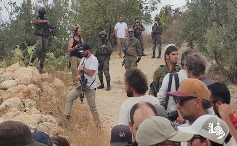 Colonists attack Palestinian citizens and volunteers while harvesting olives in Khirbet Soba, west of Hebron.