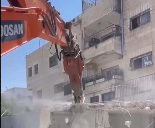 Israeli compels a Palestinian to self-demolish his home in Sur Baher