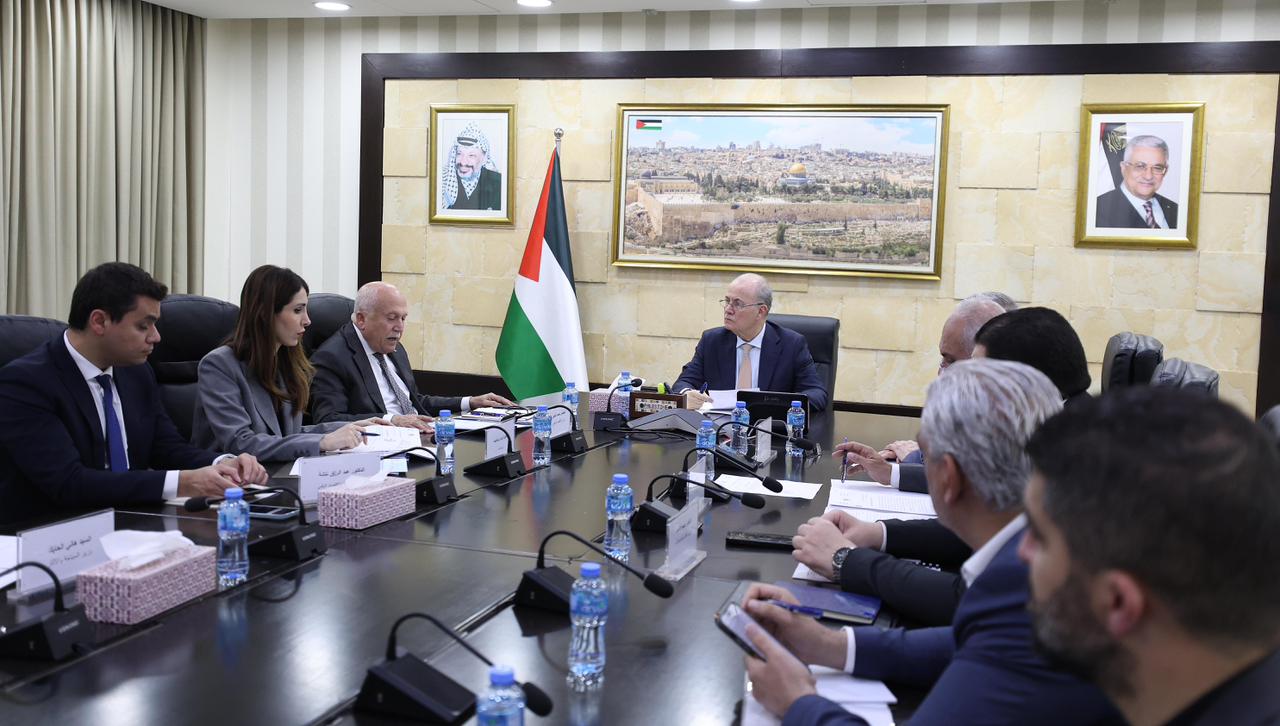  Prime Minister chairs economic meeting to monitor markets and protect local industry