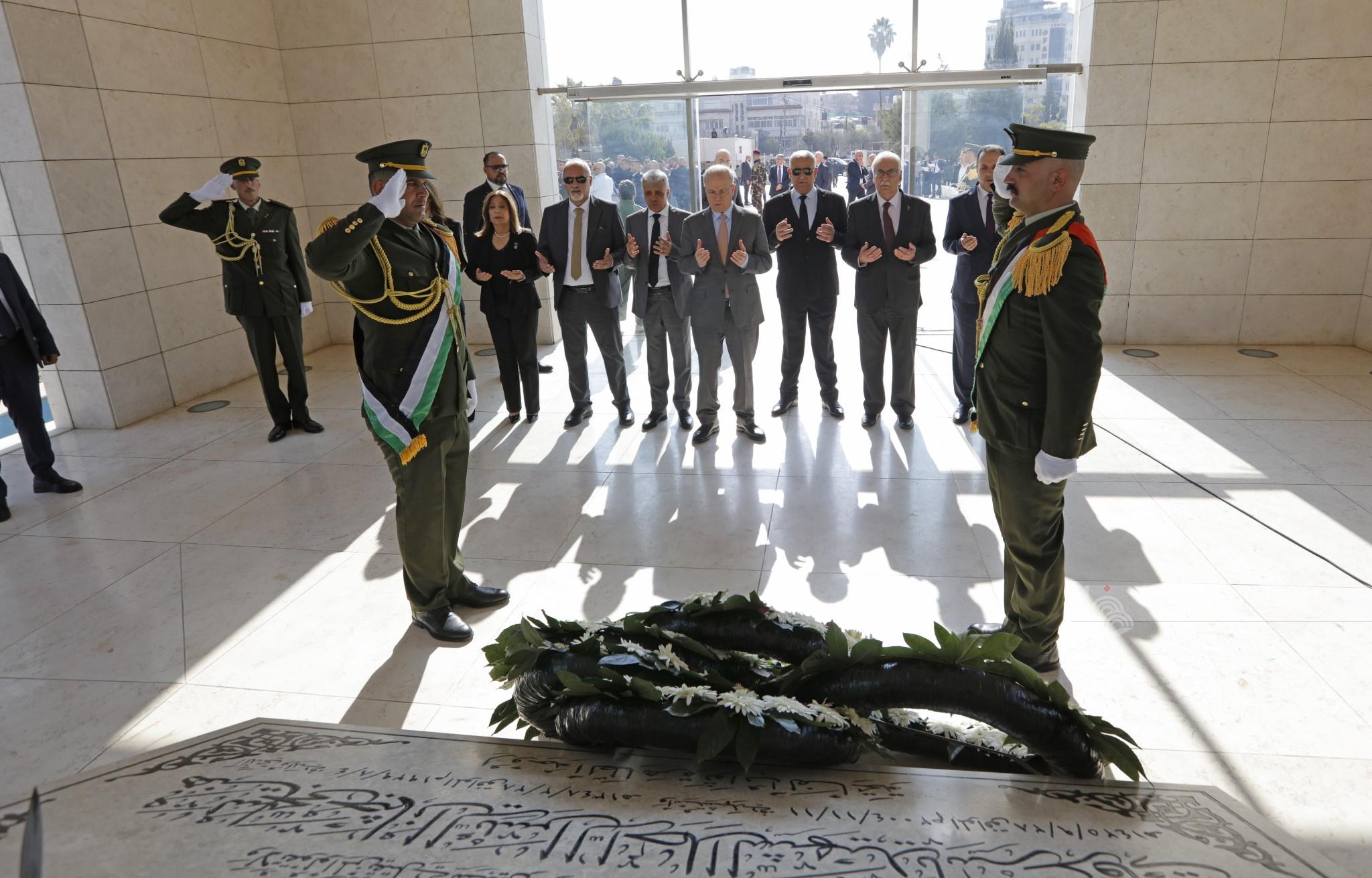 PM, several ministers lay wreath at late Palestinian leader Arafat's mausoleum
