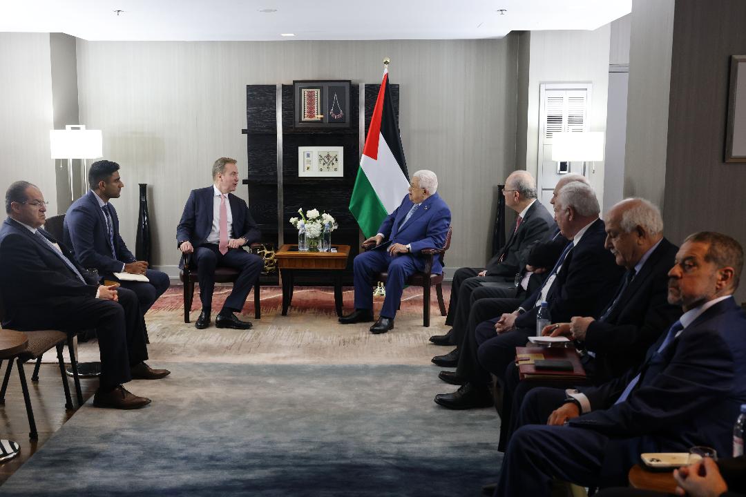 President Abbas meets Chairman of World Economic Forum in New York