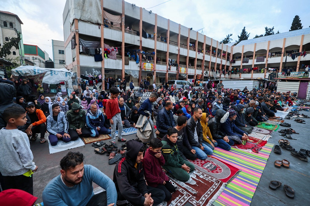 Gazans perform Eid prayers on ruins of mosques and in shelter schools