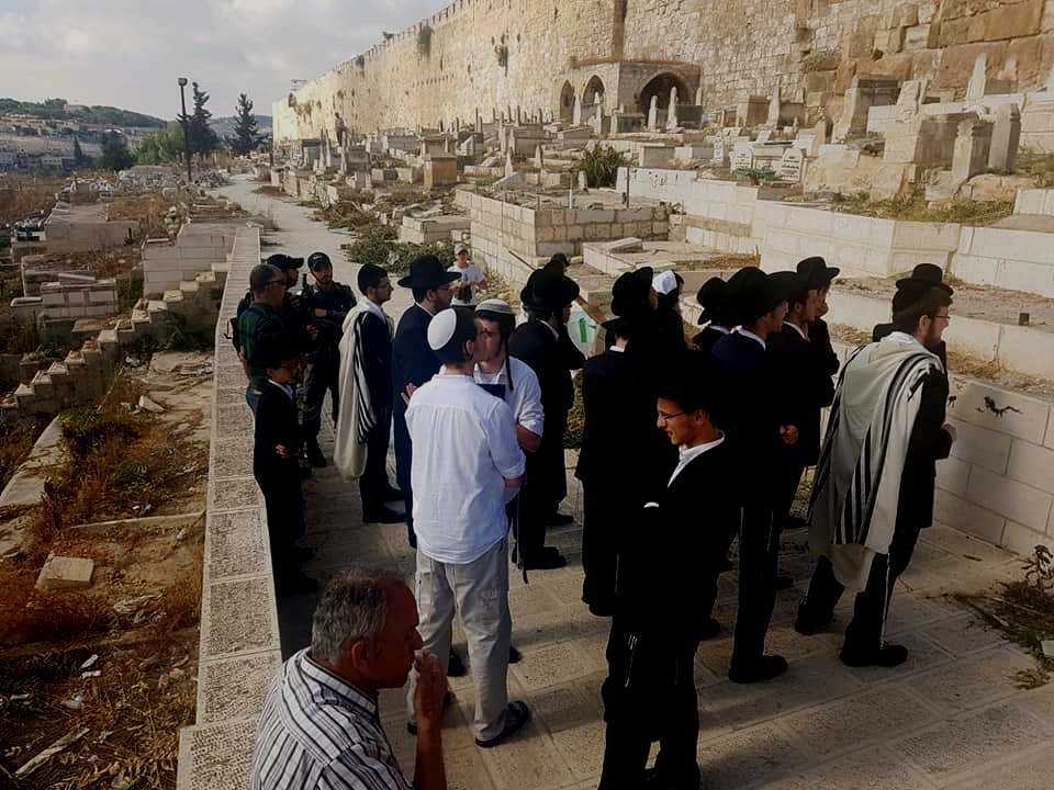 Israeli Jewish fanatics trespass, desecrate Muslim cemetery below Jerusalem’s old city wall