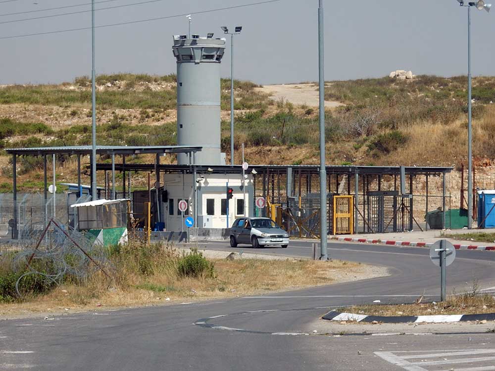 Israeli occupation authorities fence off road linking Palestinian village to Jerusalem