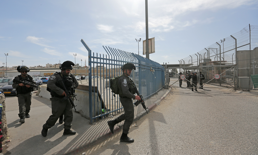 Israeli soldiers shoot at a woman killing her north of Jerusalem 