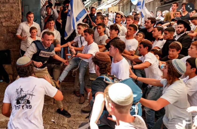 PJS condemns colonist attack on photojournalists during “Flag March” in Jerusalem