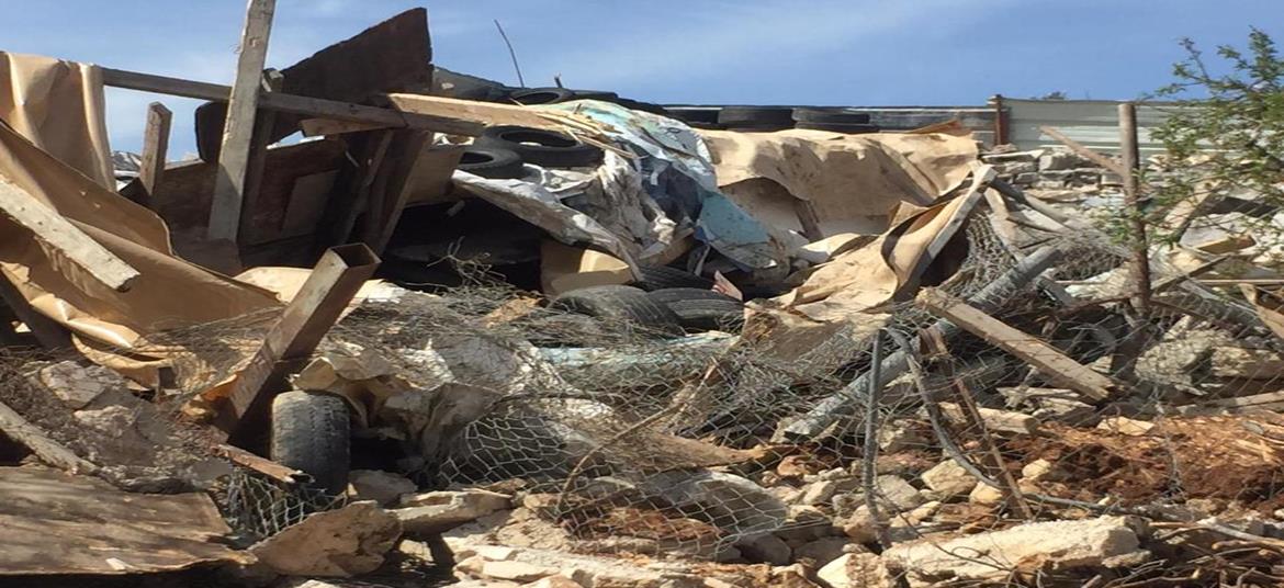 Occupation forces demolish shacks near Hebron 