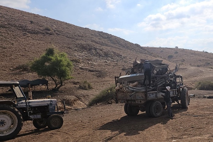 Israeli colonists raid several residential homes in Bedouin community in Jordan Valley 