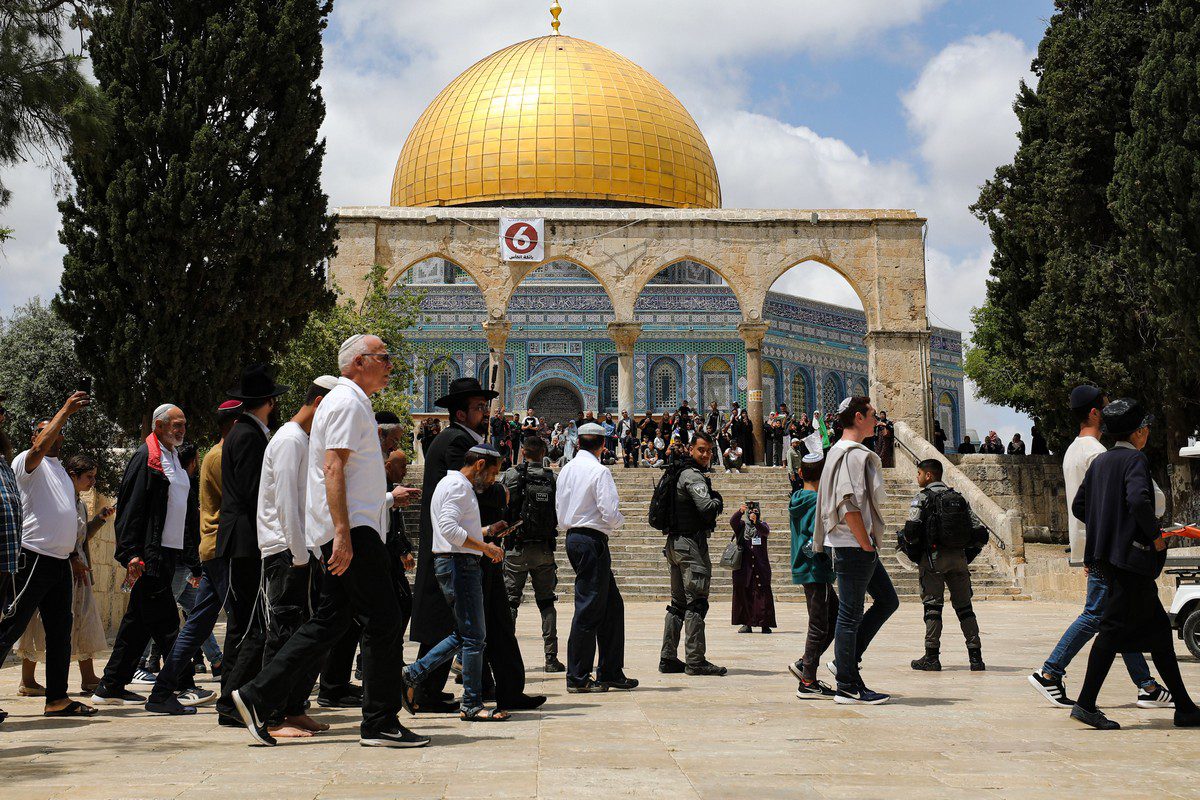 Colonists break into Al-Aqsa Mosque under heavy Israeli police protection