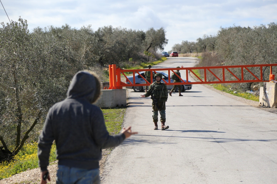 Israeli army obstructs Palestinians’ free movements north of Ramallah