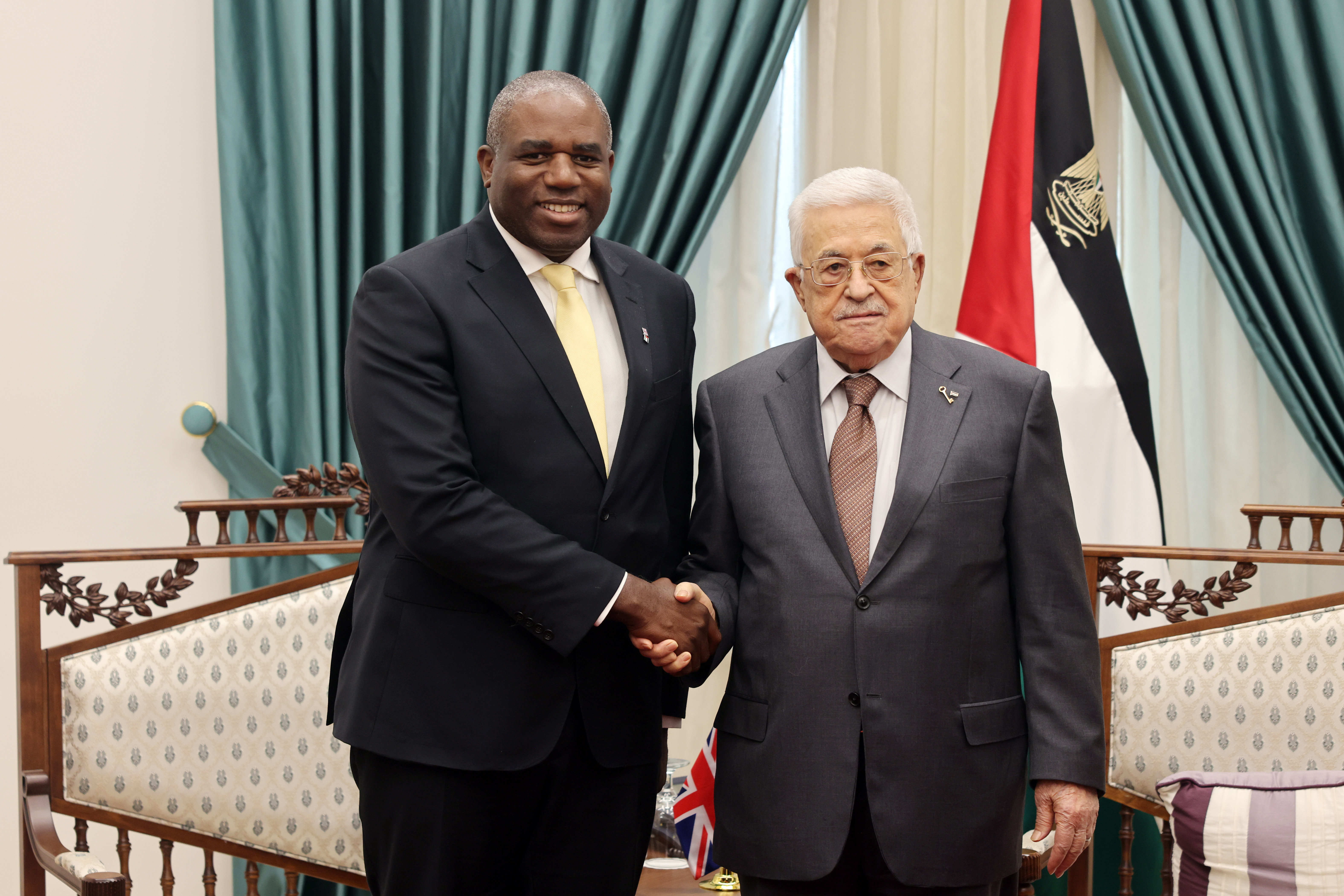 President Abbas meets with UK Foreign Secretary, discusses peace efforts and bilateral relations