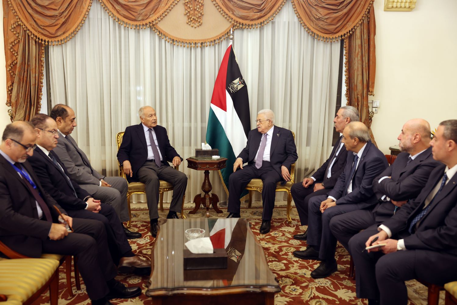 President Abbas meets Secretary-General of the Arab League in Cairo