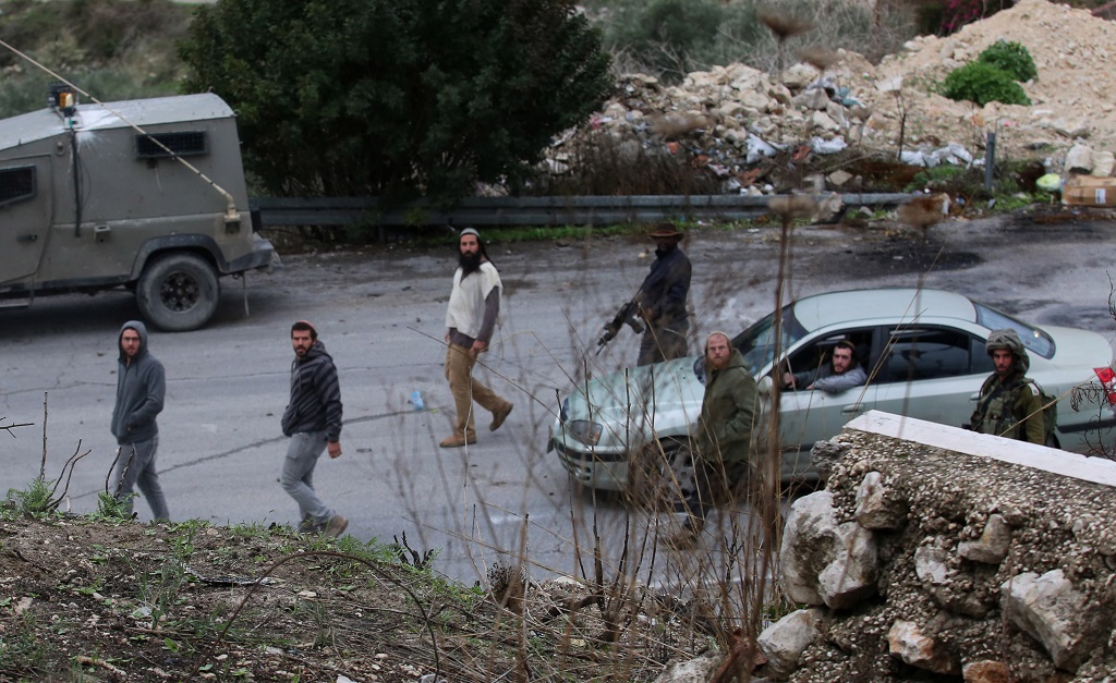 Settlers, backed by army forces,  storm several locations in Jericho city, confrontation reported
