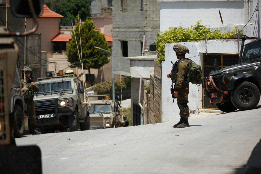 Israeli occupation forces raid homes of Palestinian prison escapees in Jenin area, detain relatives