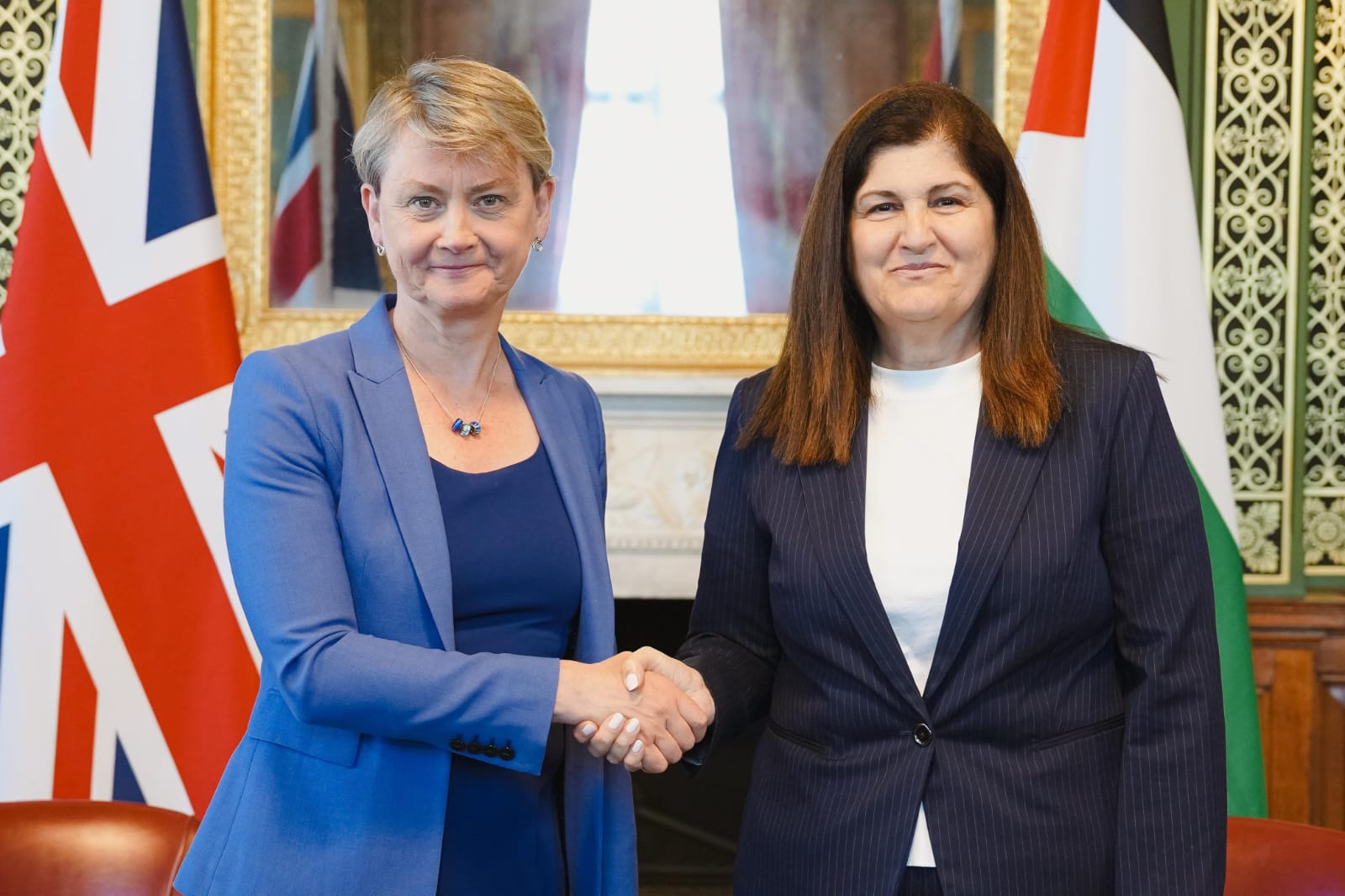 Foreign minister meets British counterpart, calls for firmer measures to end occupation and halt its violations