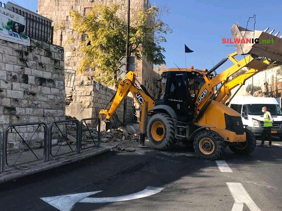 Israeli municipality demolishes stairway leading to al-Aqsa Mosque  