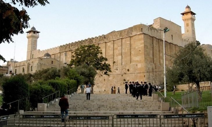 Minister of Endowments: Occupation refuses to hand over full control of Ibrahimi Mosque on Laylat al-Qadr