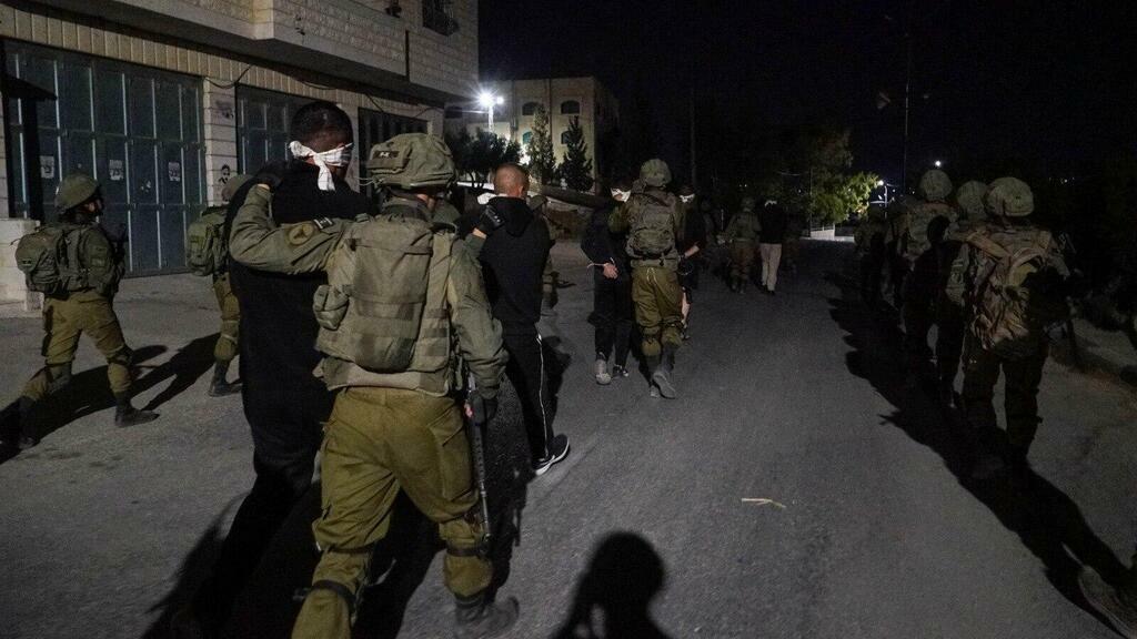 Israeli forces detain 21 Palestinians from the West Bank