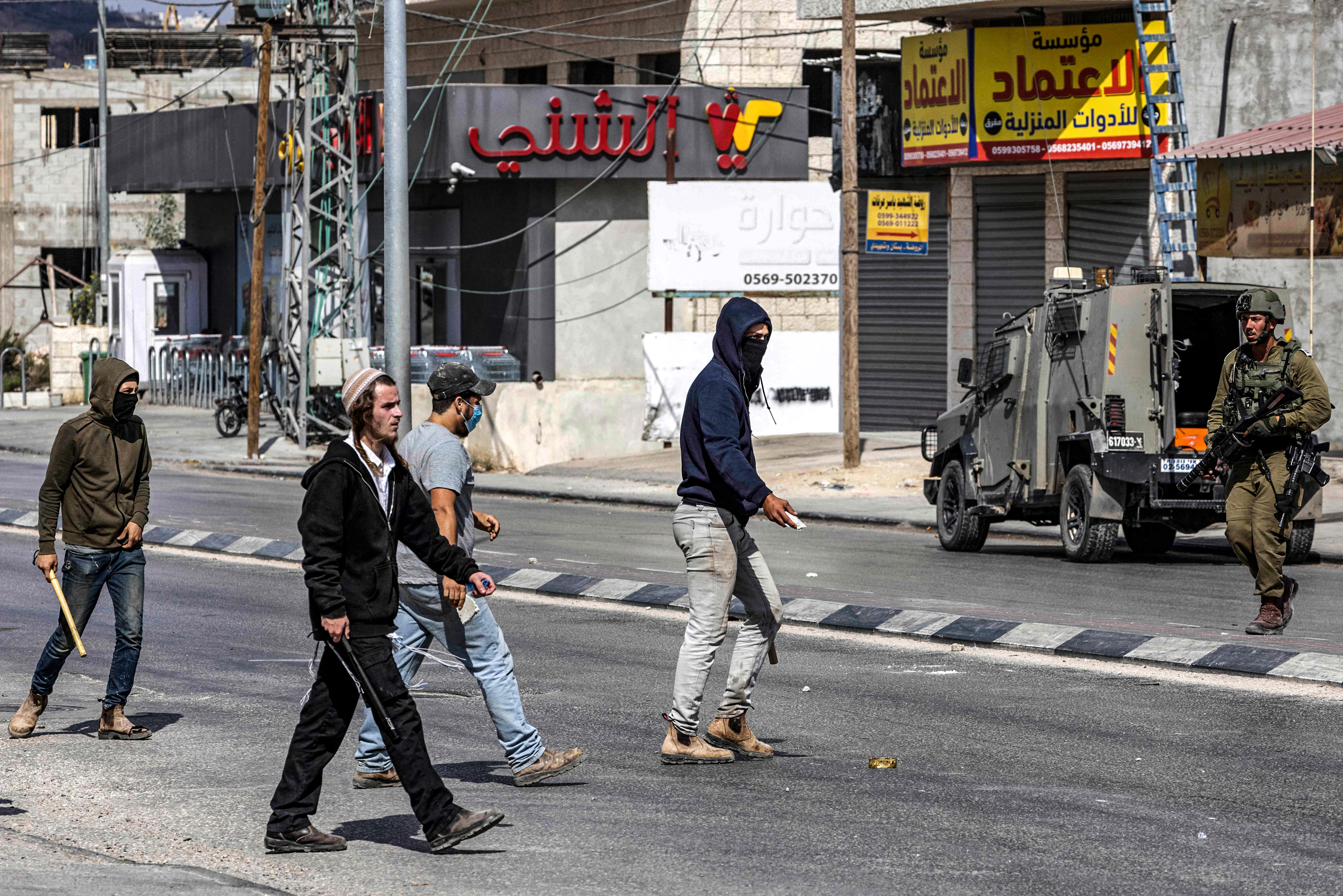 Palestinian man attacked, injured by settlers south of Nablus 