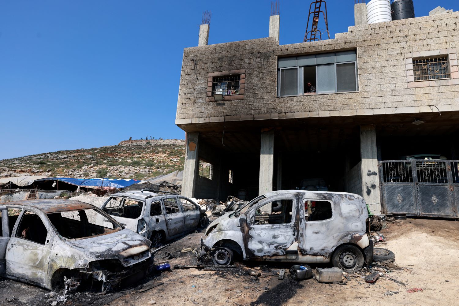 Israeli colonists set fire to three Palestinian homes, two vehicle south of Nablus 