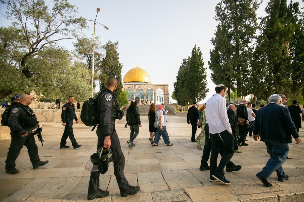 Israeli settlers break into Jerusalem's Aqsa mosque