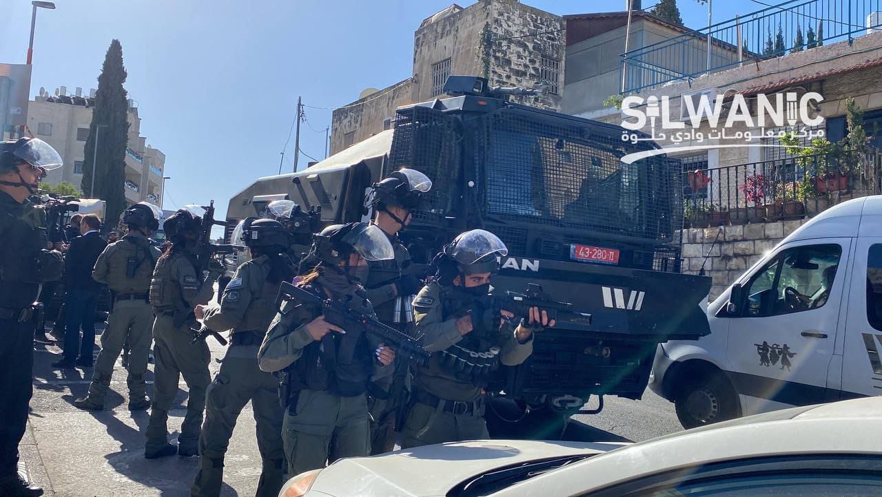 Israeli occupation forces attack worshipers, block access to Al-Aqsa Mosque