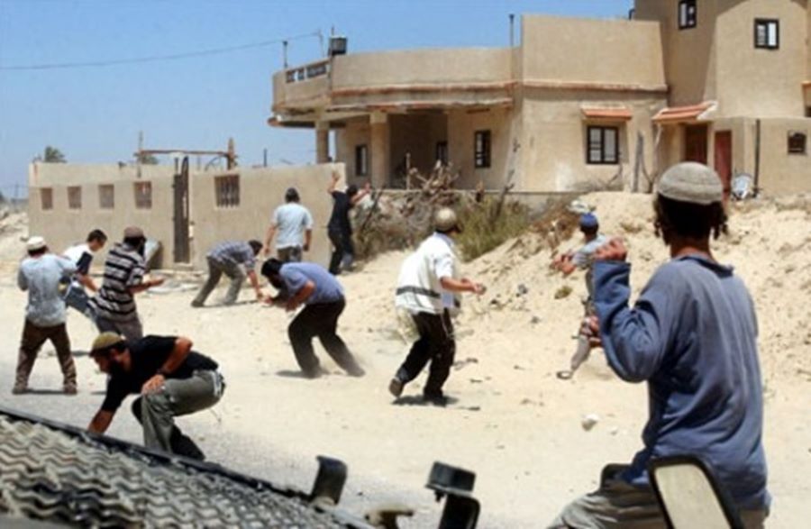 Colonists attack Palestinian citizens' homes in Hebron's Old City