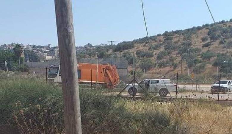 Occupation army confiscate a garbage truck in Salfit