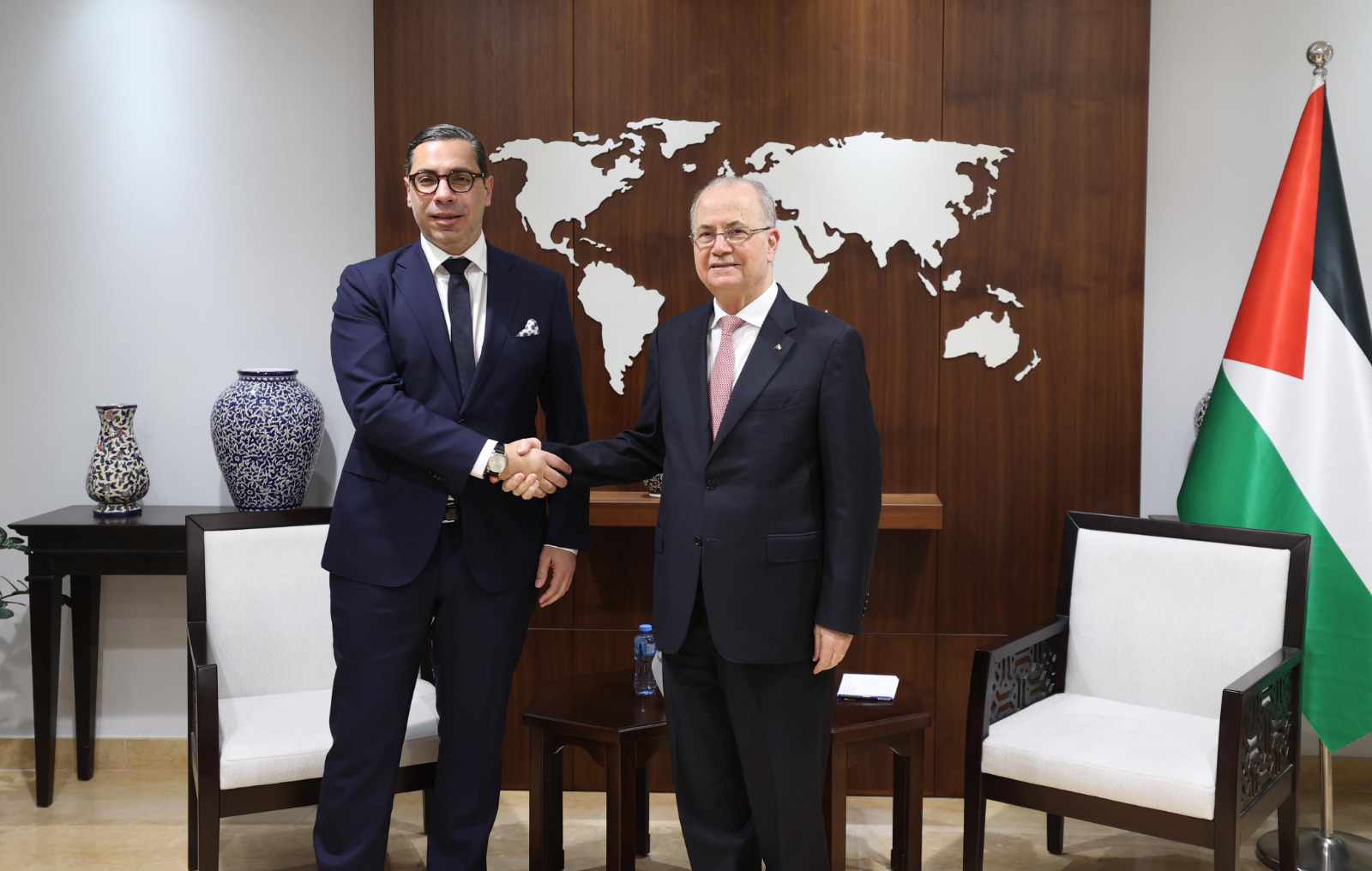 Prime Minister Mustafa discusses ending Israeli aggression on Gaza, advancing relief efforts with Cypriot Foreign Minister