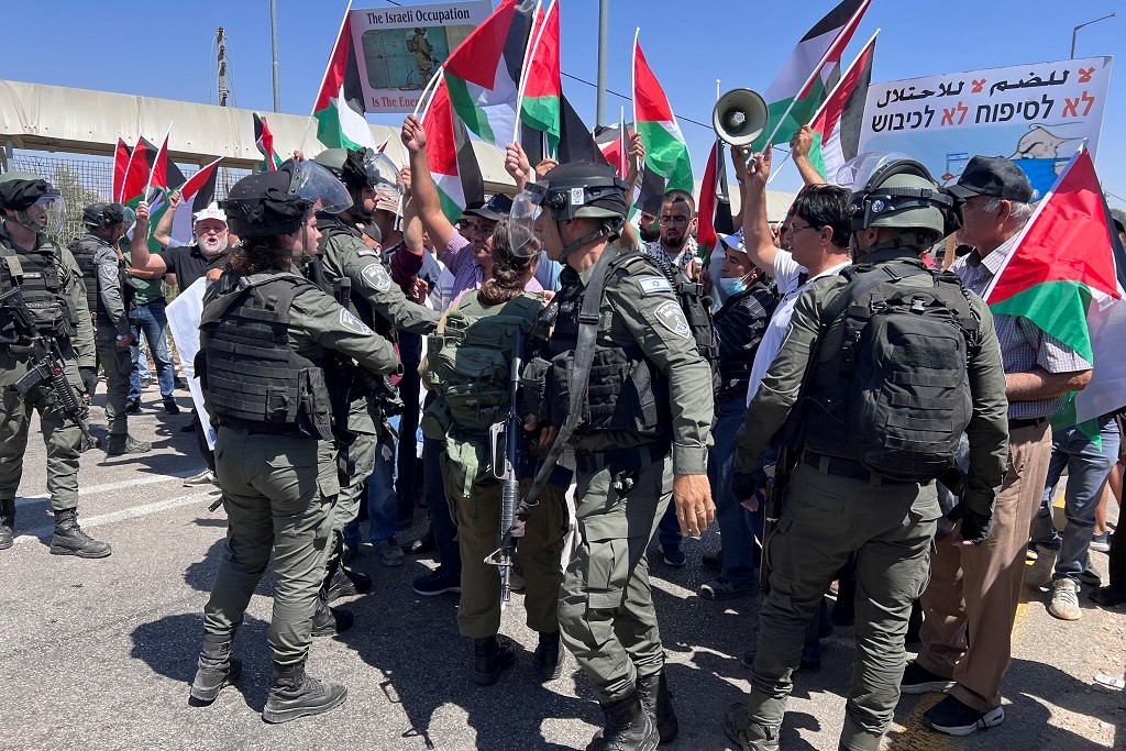 Israeli soldiers assault Palestinians demonstrating against ethnic cleansing of Nabi Samuil village 