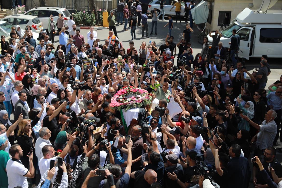 Israeli police obstruct funeral convoy of slain veteran Al Jazeera journalist