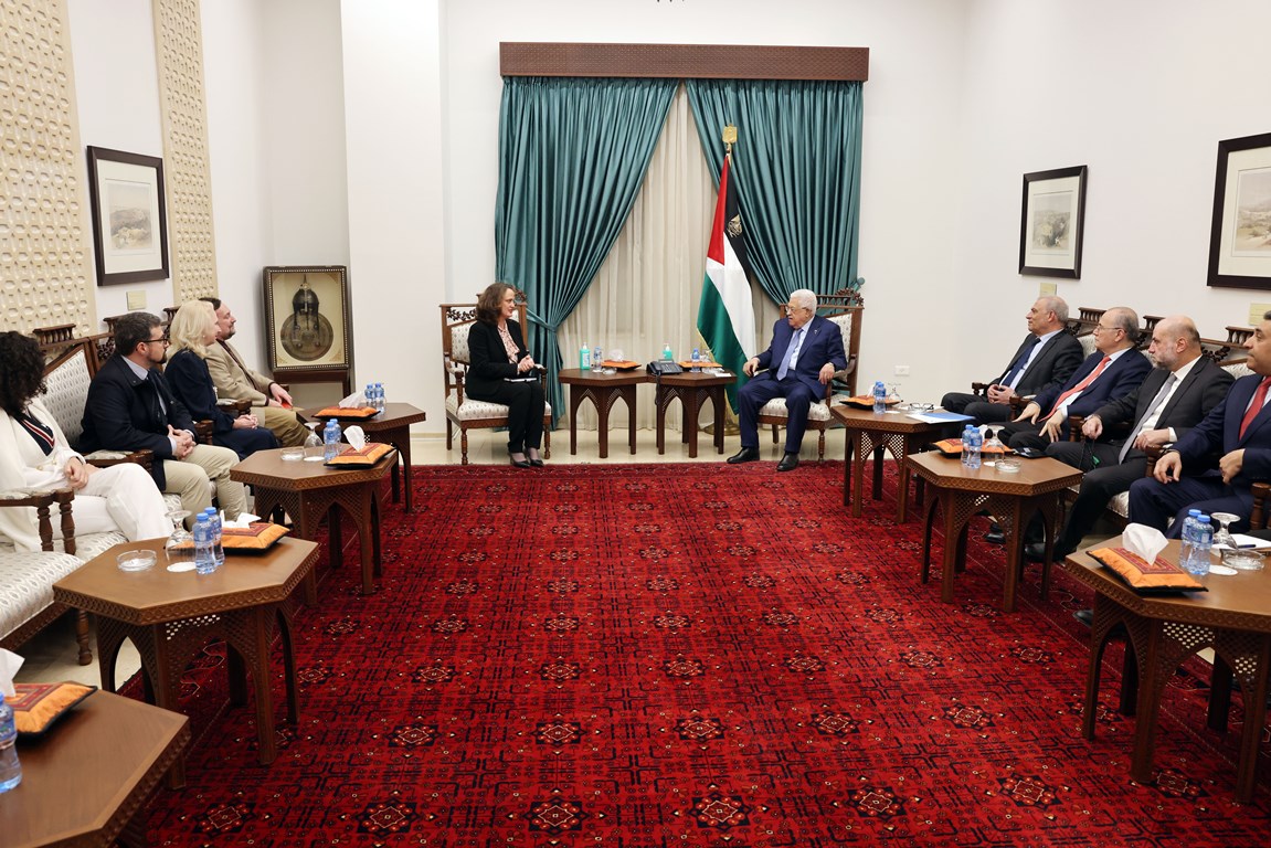 President Abbas receives delegation from Middle East Council of Churches for Peace, discusses latest political developments 