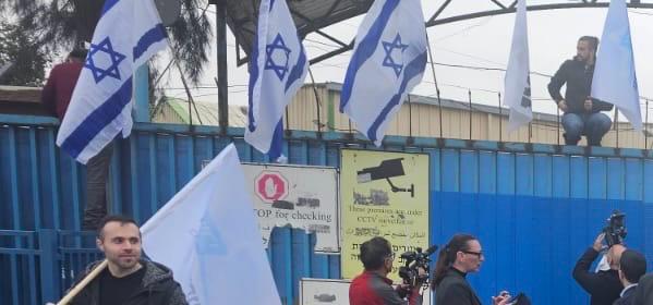 Israeli colonists storm UNRWA headquarters in East Jerusalem
