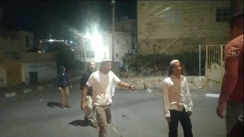 Palestinian youth injured in settler attack in Hebron's Tel Rumeida neighborhood