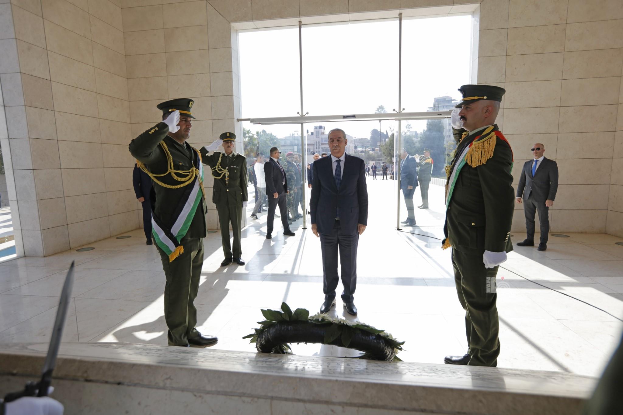 Marking Arafat’s anniversary, Vice President lays wreath at late leader’s mausoleum