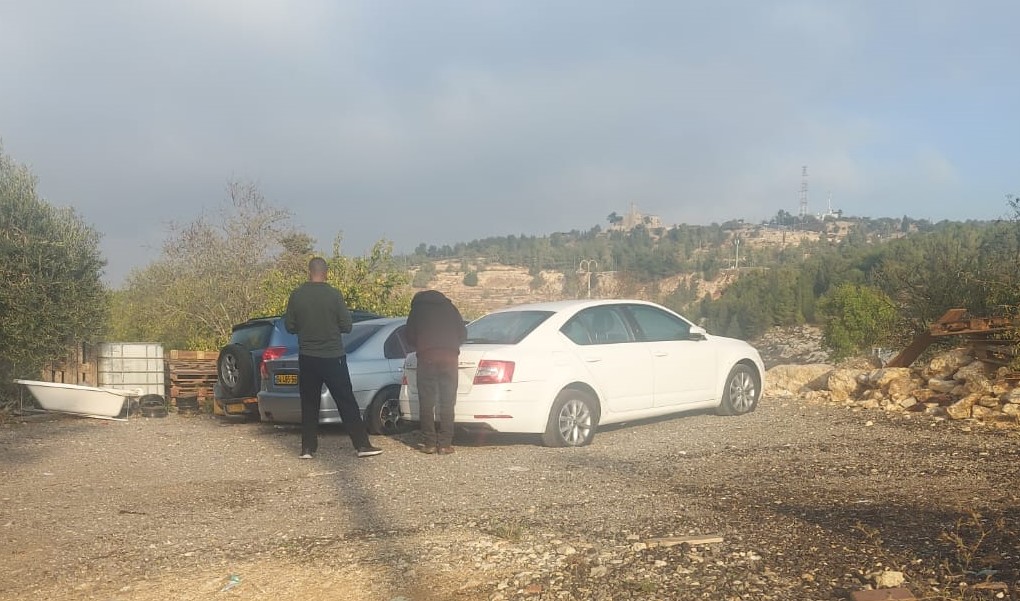 Israeli settlers vandalize 23 Palestinian vehicles north of Jerusalem