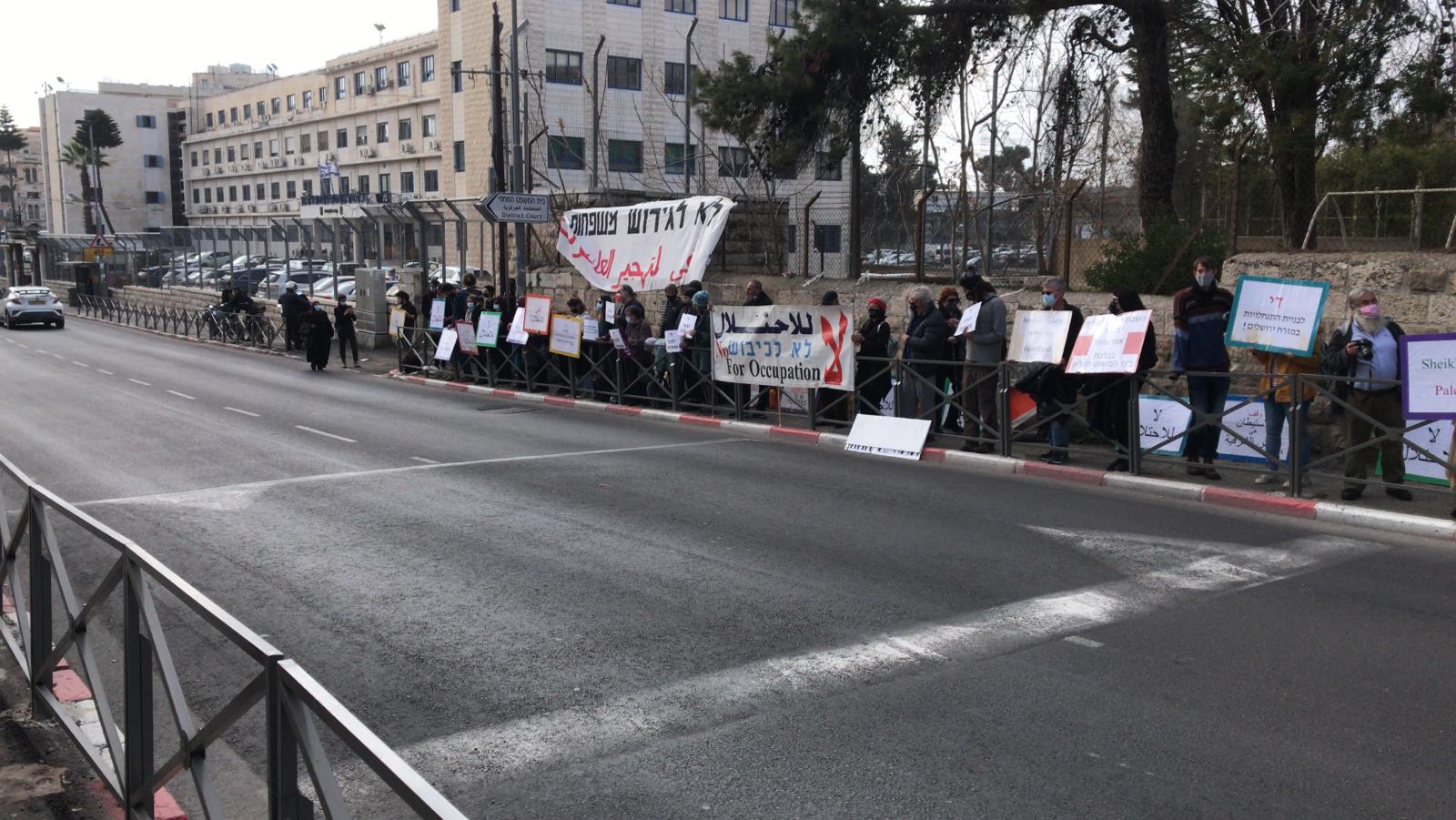 Israeli settlers, backed by occupation forces, attack Sheikh Jarrah’s Palestinian residents