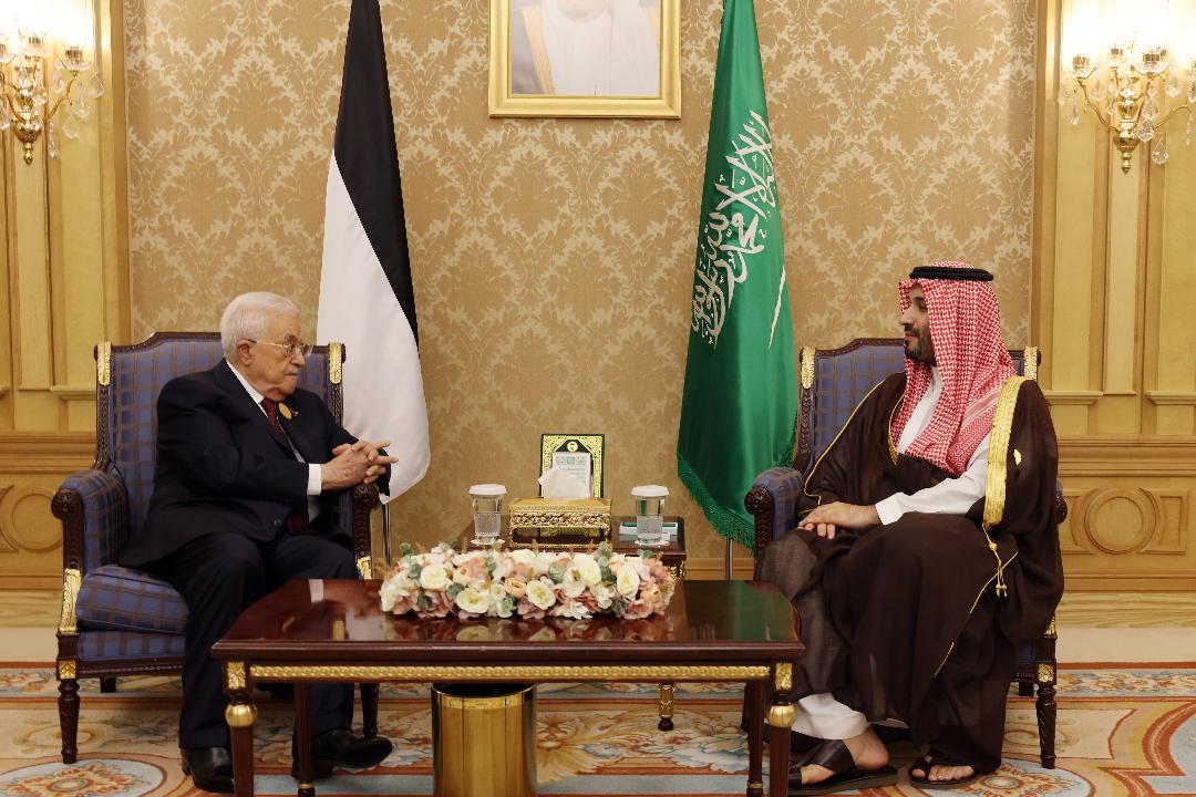 President Mahmoud Abbas meets with Saudi Crown Prince  on sidelines of Joint Arab-Islamic Summit in Riyadh
