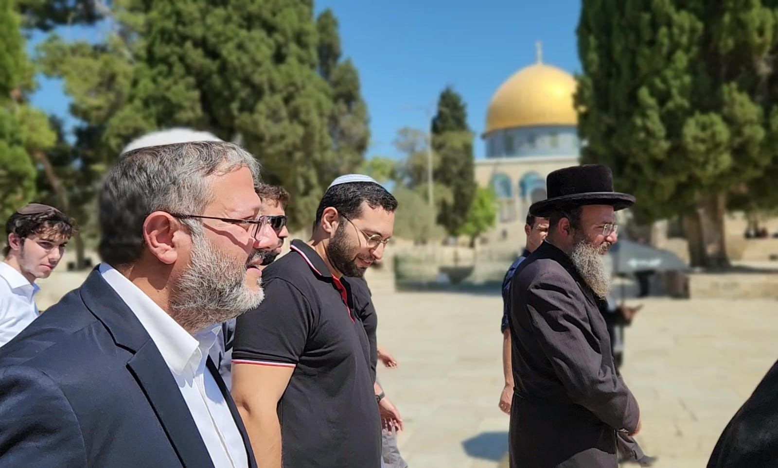 Extremist Israeli ministers storm Jerusalem's Aqsa Mosque