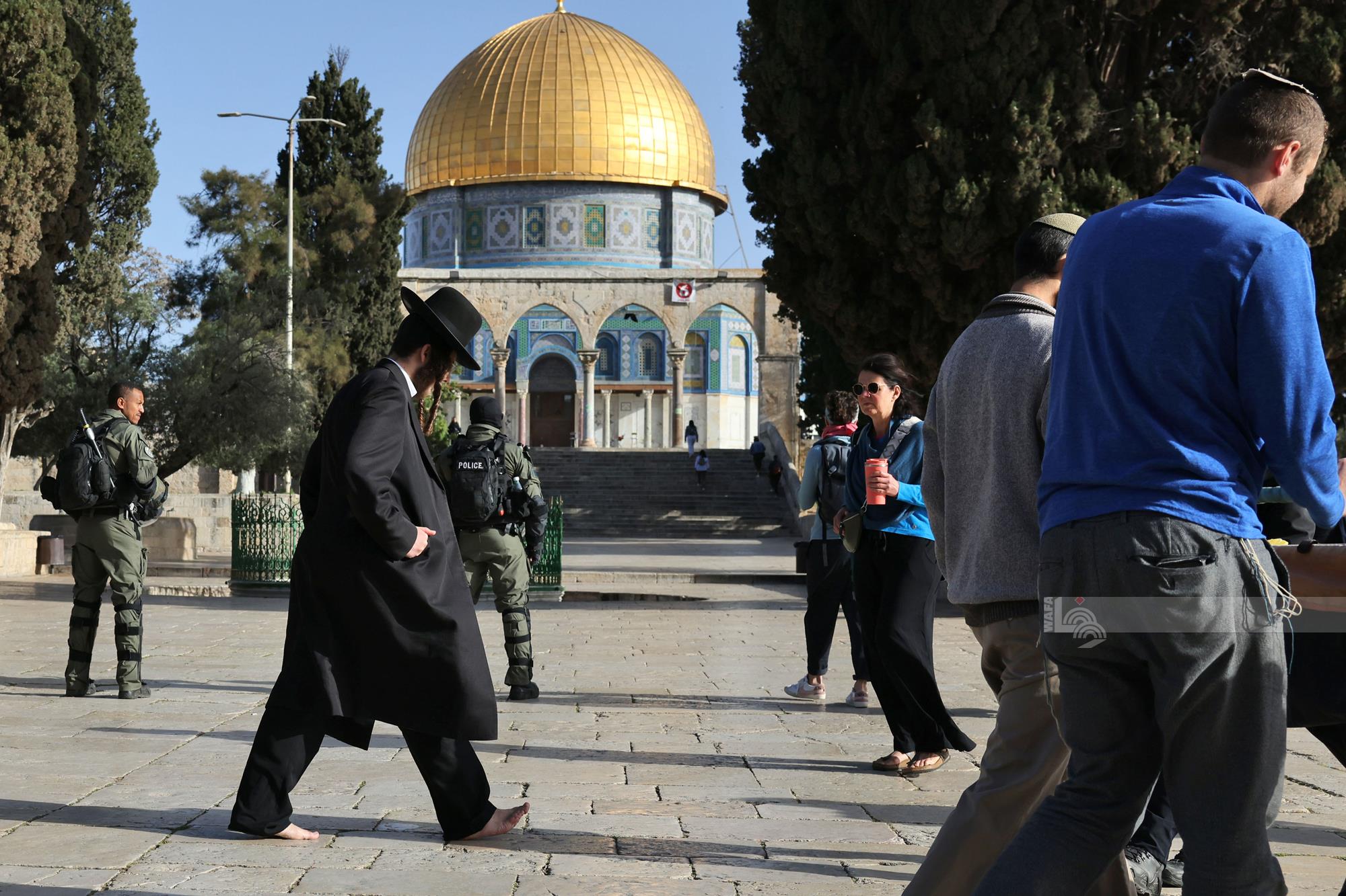 After restricting entry of Muslim worshippers to Al-Aqsa Mosque, police open the area for Jewish fanatics