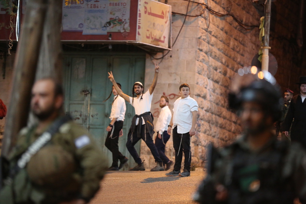 Settlers prevent Palestinian family from reaching its home in Hebron